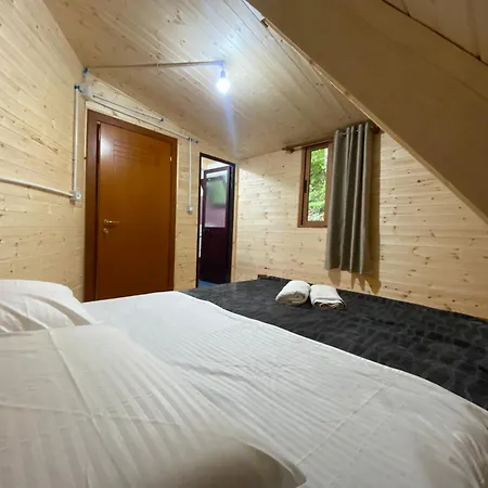Riverside Komani Hostel *