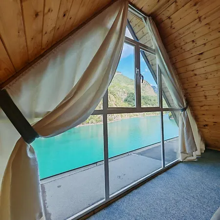 Riverside Komani Hostel Koman