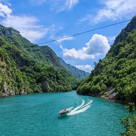 Riverside Komani 旅馆
