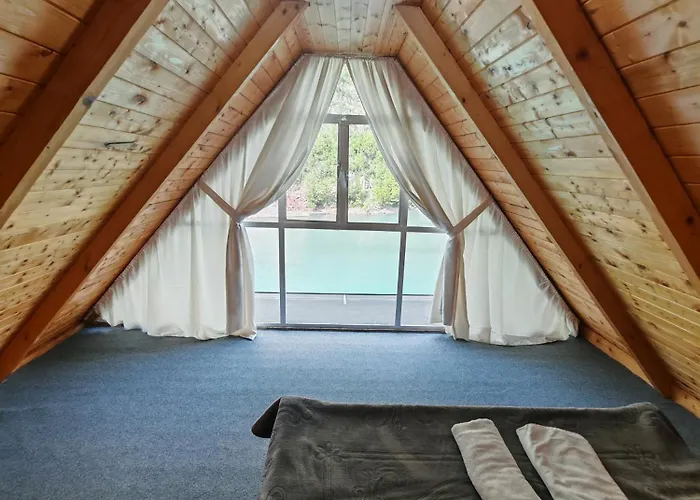 Riverside Komani Otel *