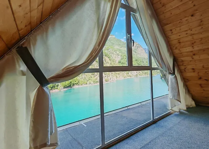 Riverside Komani Hotel Koman