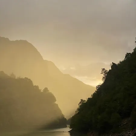 Hotel Riverside Komani Koman