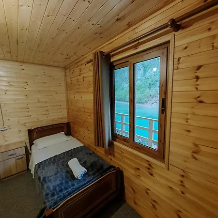 Hotel Riverside Komani Koman