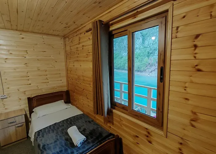 Hotell Riverside Komani Koman